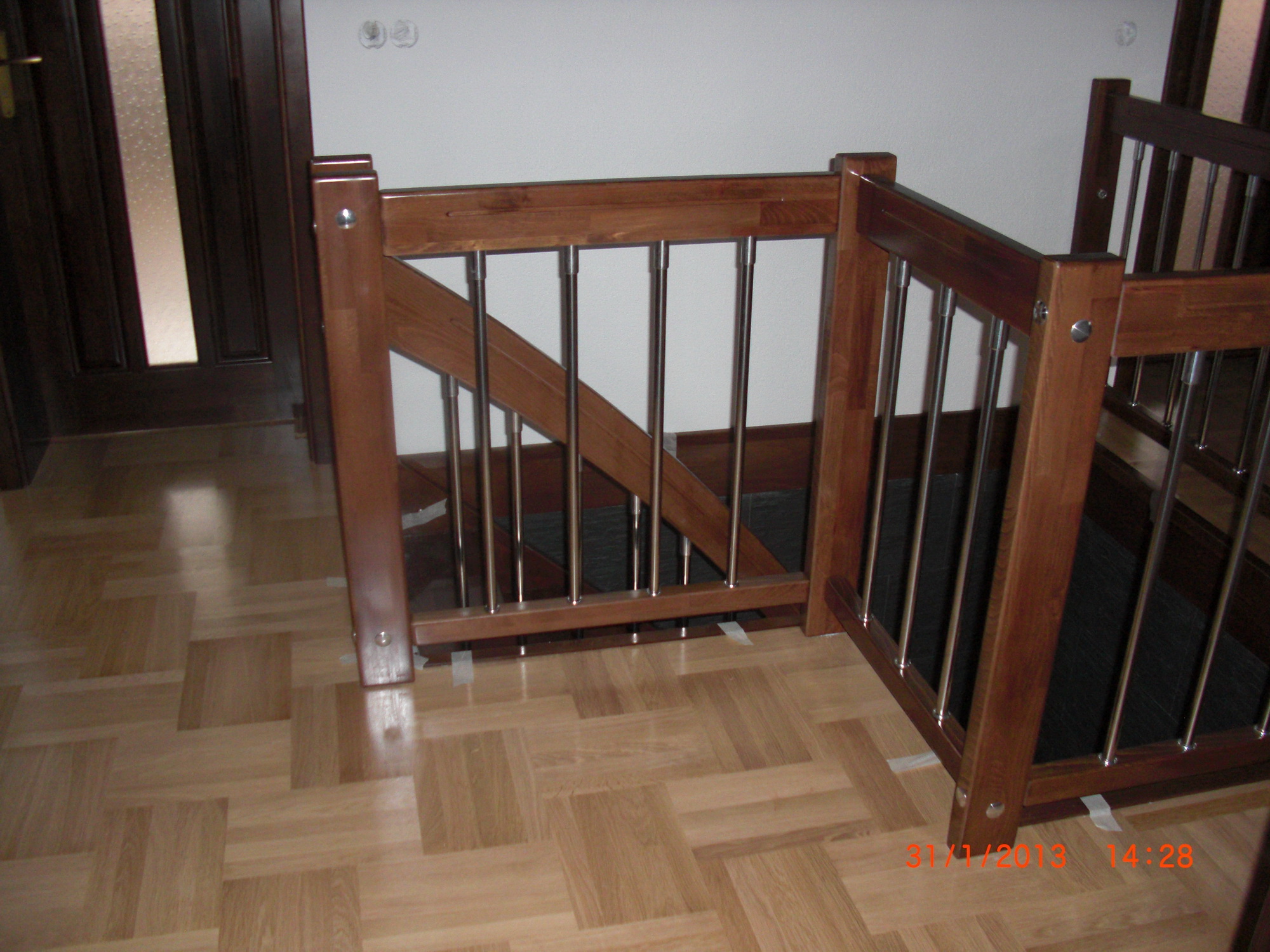 Дървен парапет
